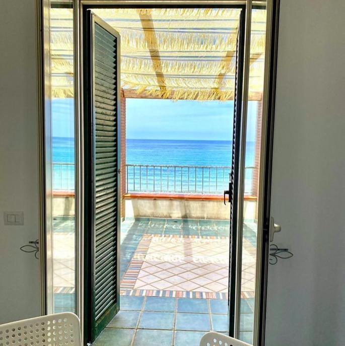 Waikiki Beach Apartments サンタ・マリア・ディ・カステッラバーテ エクステリア 写真